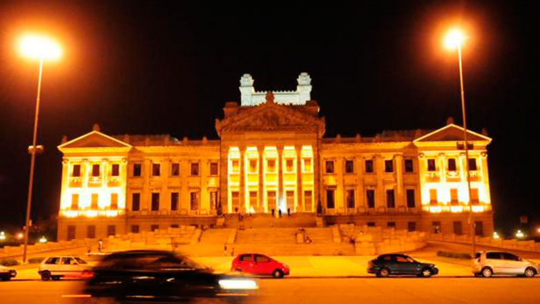 Mayo Amarillo en Uruguay 11 Palacio Legislativo iluminado de amarillo, Montevideo