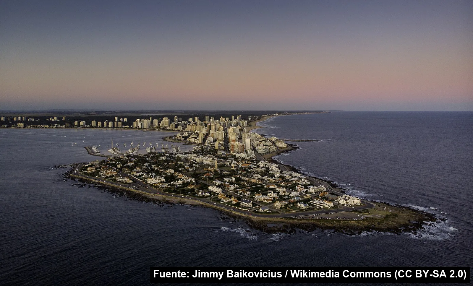 Mayo Amarillo en Punta del Este 2 Península de Punta del Este desde el aire, ene-2020
