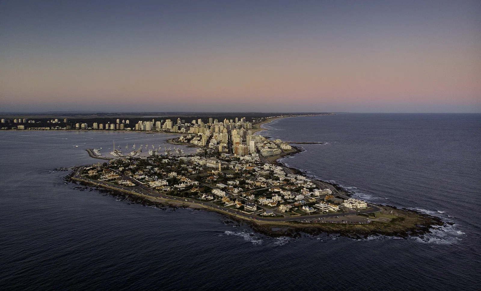Mayo Amarillo en Punta del Este 1 Península de Punta del Este desde el aire, ene-2020