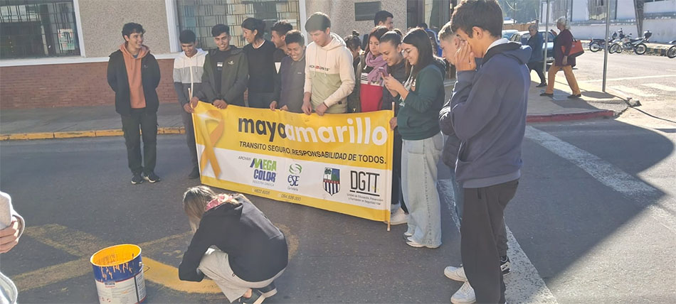Mayo Amarillo en Tranqueras 13 Estudiantes de bachillerato alrededor del pasacalle de Mayo Amarillo mientras uno pinta el lazo en la calle