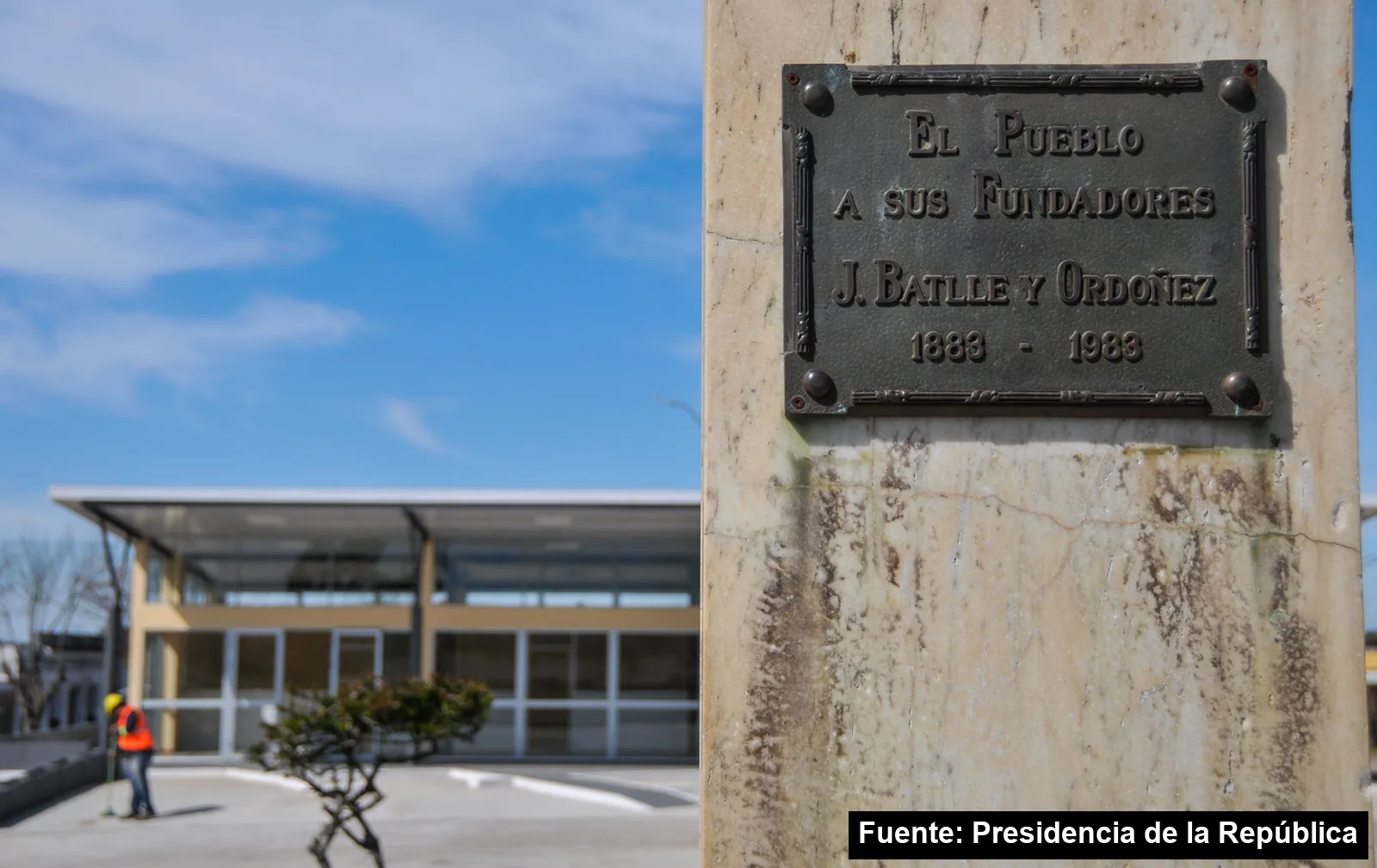 Placa de homenaje a los fundadores de José Batlle y Ordóñez con la nueva terminal de ómnibus al fondo