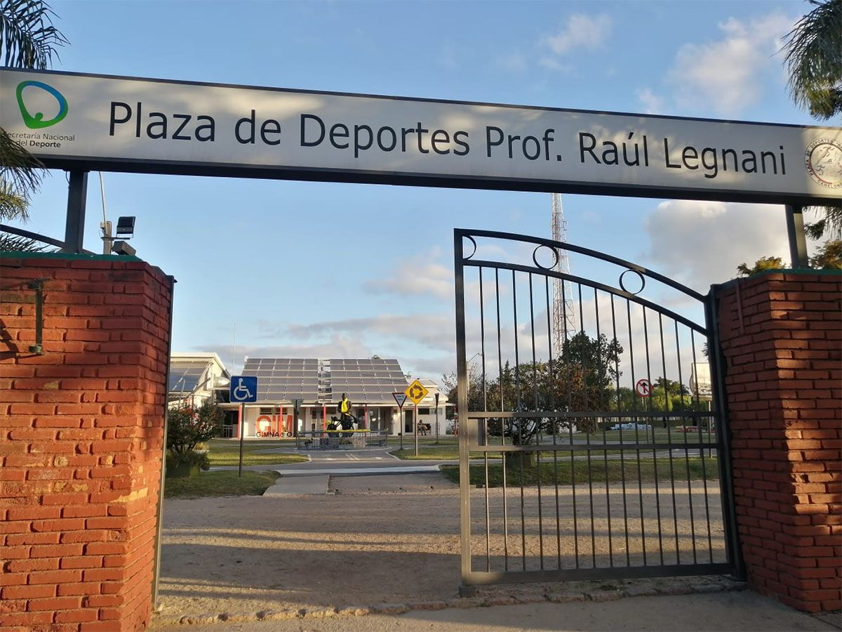 Mayo Amarillo en Ciudad de Canelones 8 Portón de entrada de la Plaza de Deportes de Canelones con el circuito vial al fondo