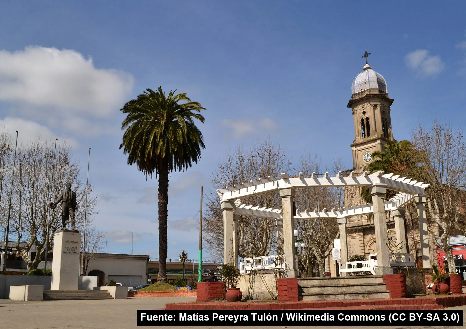 Plaza de Rosario con el monumento a Artigas y la iglesia, sep-2013