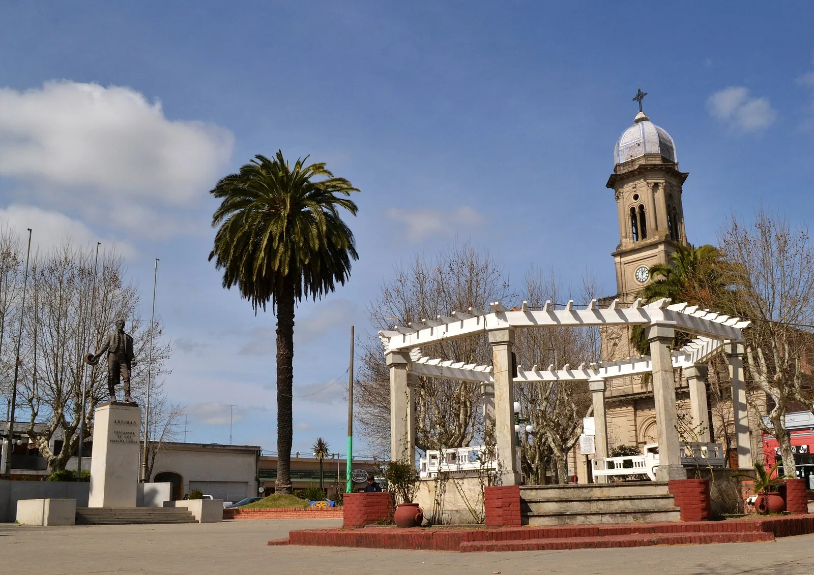 Plaza de Rosario con el monumento a Artigas y la iglesia, sep-2013