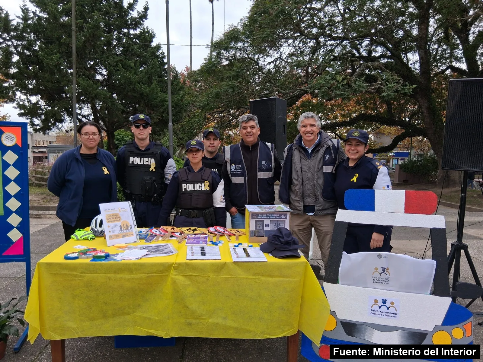 Mayo Amarillo en Cerro Largo 11 Equipo de Policía Comunitaria con lazos amarillos junto a su stand de seguridad vial en el cierre de Mayo Amarillo en Cerro Largo