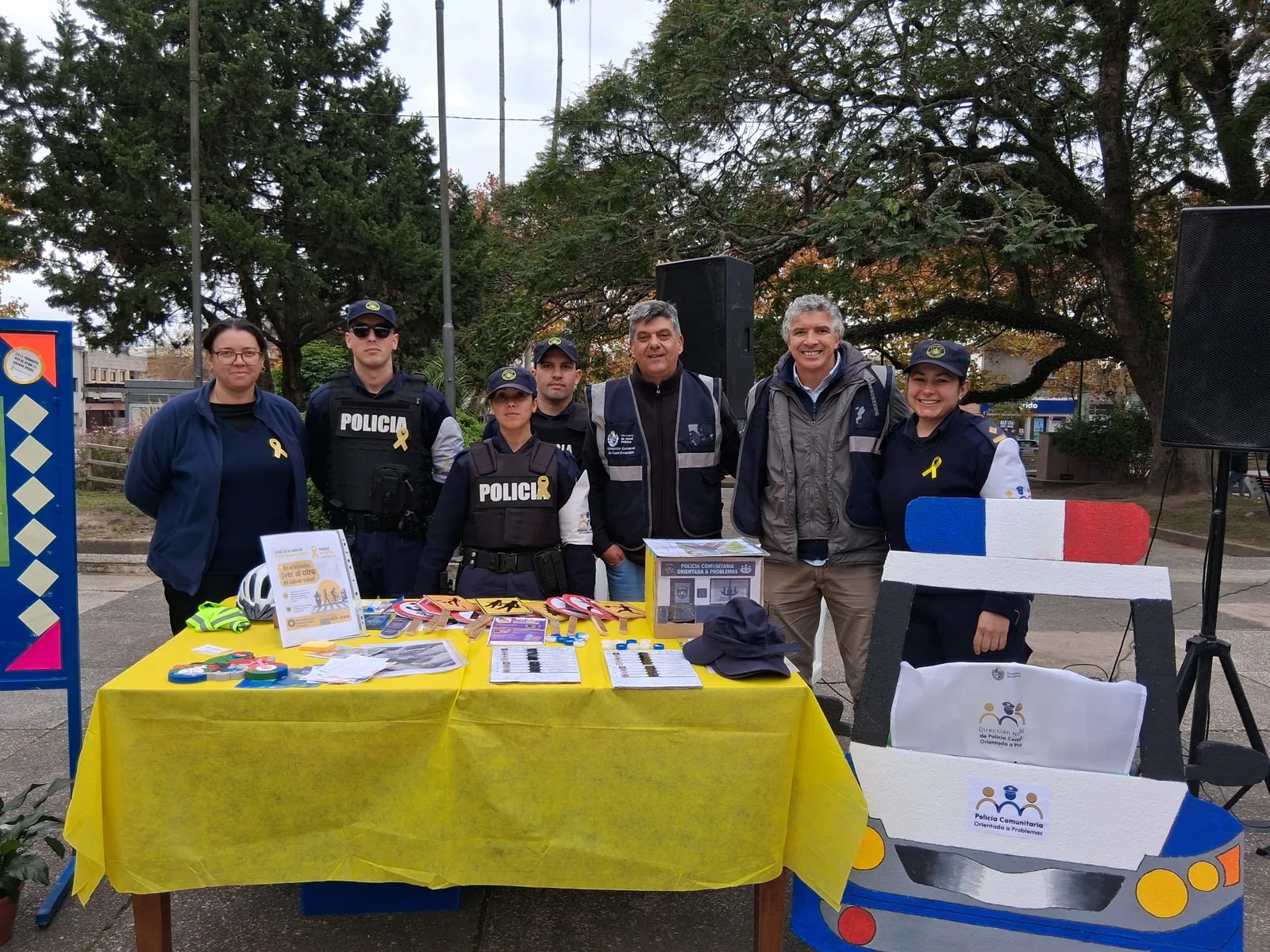 Mayo Amarillo en Uruguay 4 Equipo de Policía Comunitaria con lazos amarillos junto a su stand de seguridad vial en Cerro Largo