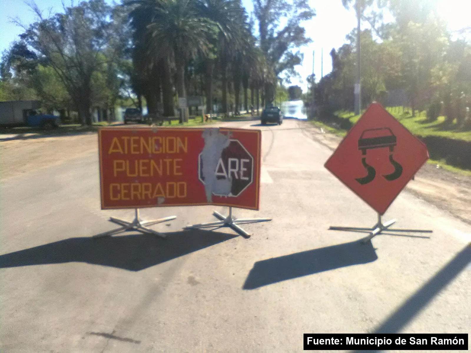 Carteles de puente cerrado en la ruta 6 de San Ramón durante una crecida del río Santa Lucía