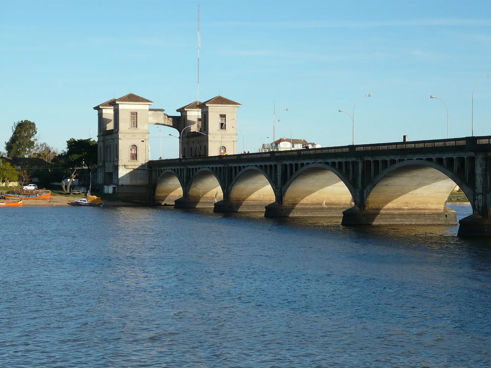 Puente Barón de Mauá y aduana uruguaya sobre el río Yaguarón, Río Branco, jul-2008