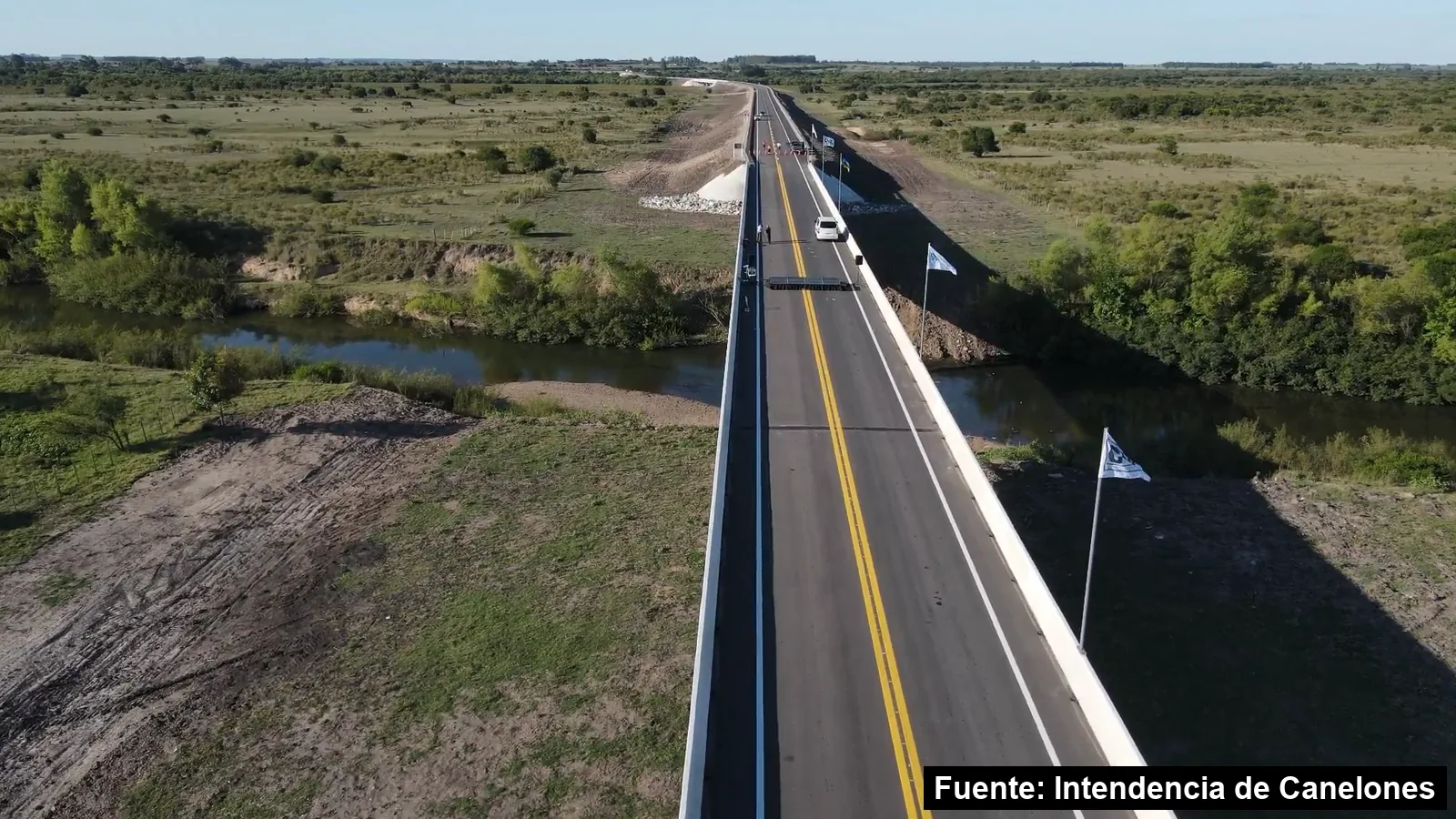 Puente no inundable del bypass de la ruta 6 en San Ramón, con banderas el día de la inauguración
