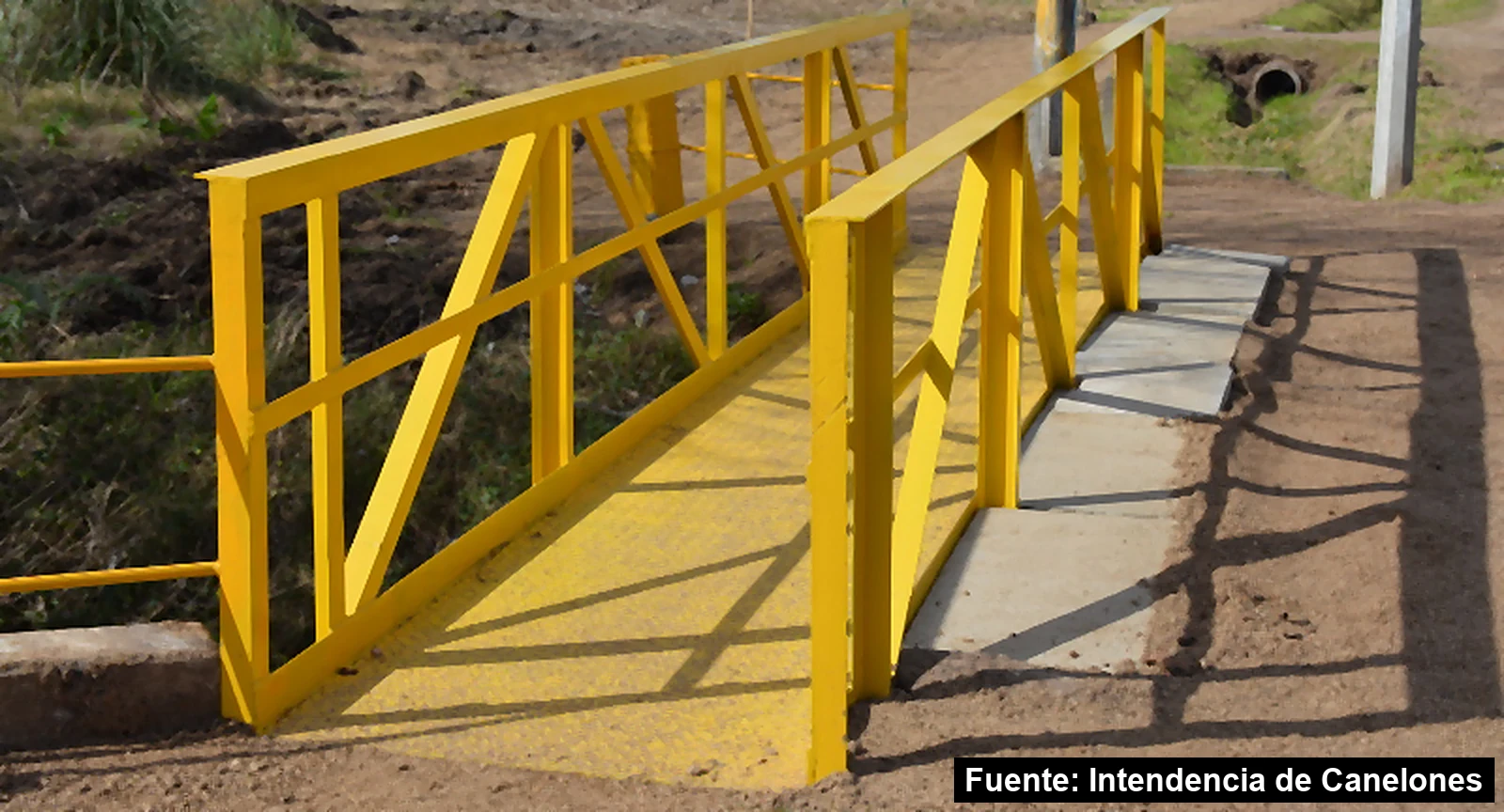 Mayo Amarillo en Juanicó 2 Puente peatonal amarillo de la senda del camino San Marcos, en la entrada de Juanicó