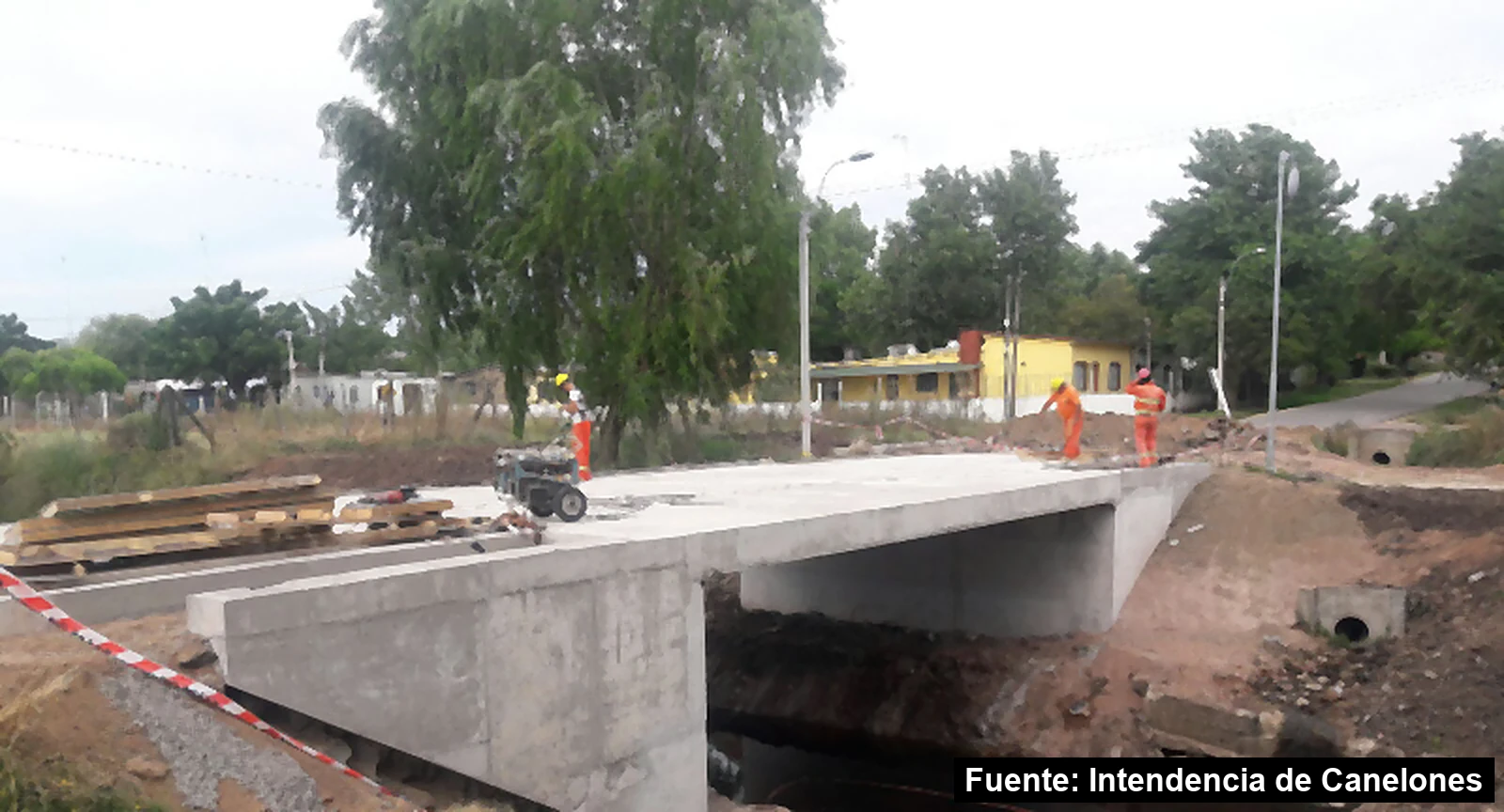 Puente Vista Linda sobre el arroyo El Colorado en su última etapa de obra, con operarios en el tablero, en 18 de Mayo