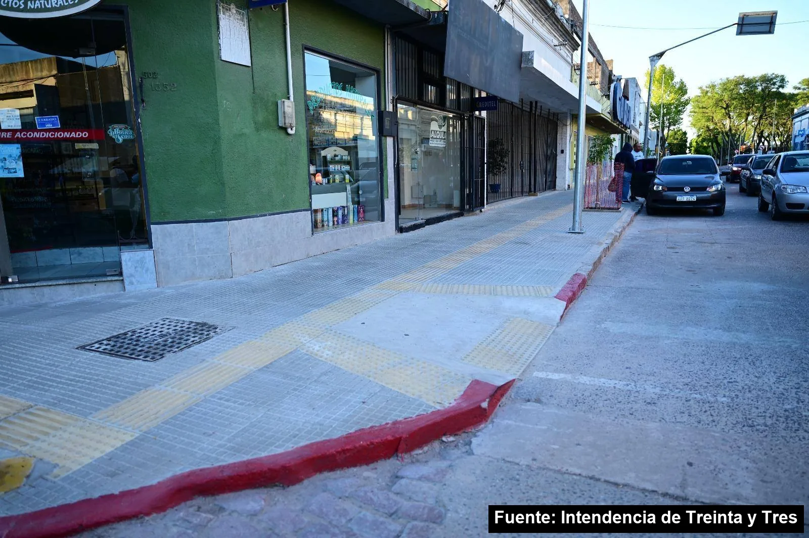 Mayo Amarillo en Treinta y Tres (ciudad) 8 Esquina con rampa accesible, baldosas amarillas podotáctiles y cordón rojo en la calle Juan Antonio Lavalleja