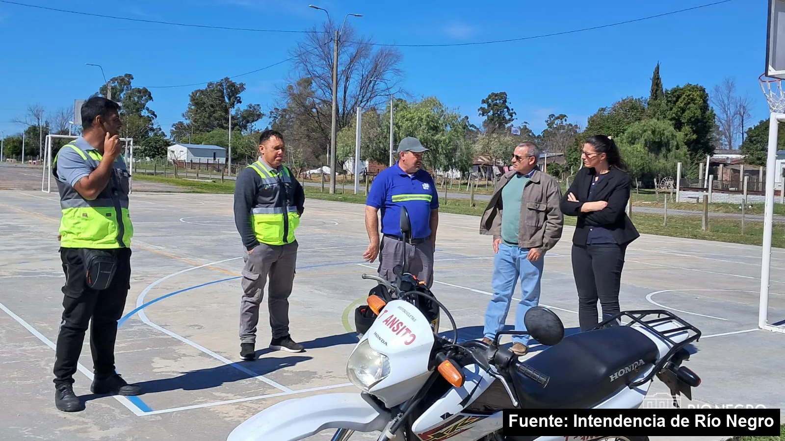 Equipo de Movilidad y Tránsito de la Intendencia de Río Negro junto a una moto de Tránsito en la Plaza de Deportes de San Javier