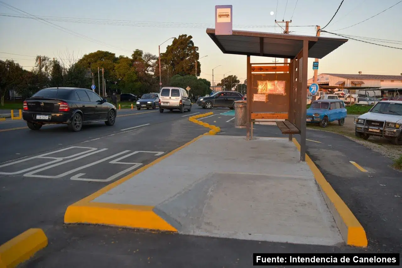 Refugio peatonal en una parada de ómnibus sobre la avenida Perico Pérez Aguirre, acceso a Las Piedras, con la bicisenda demarcada