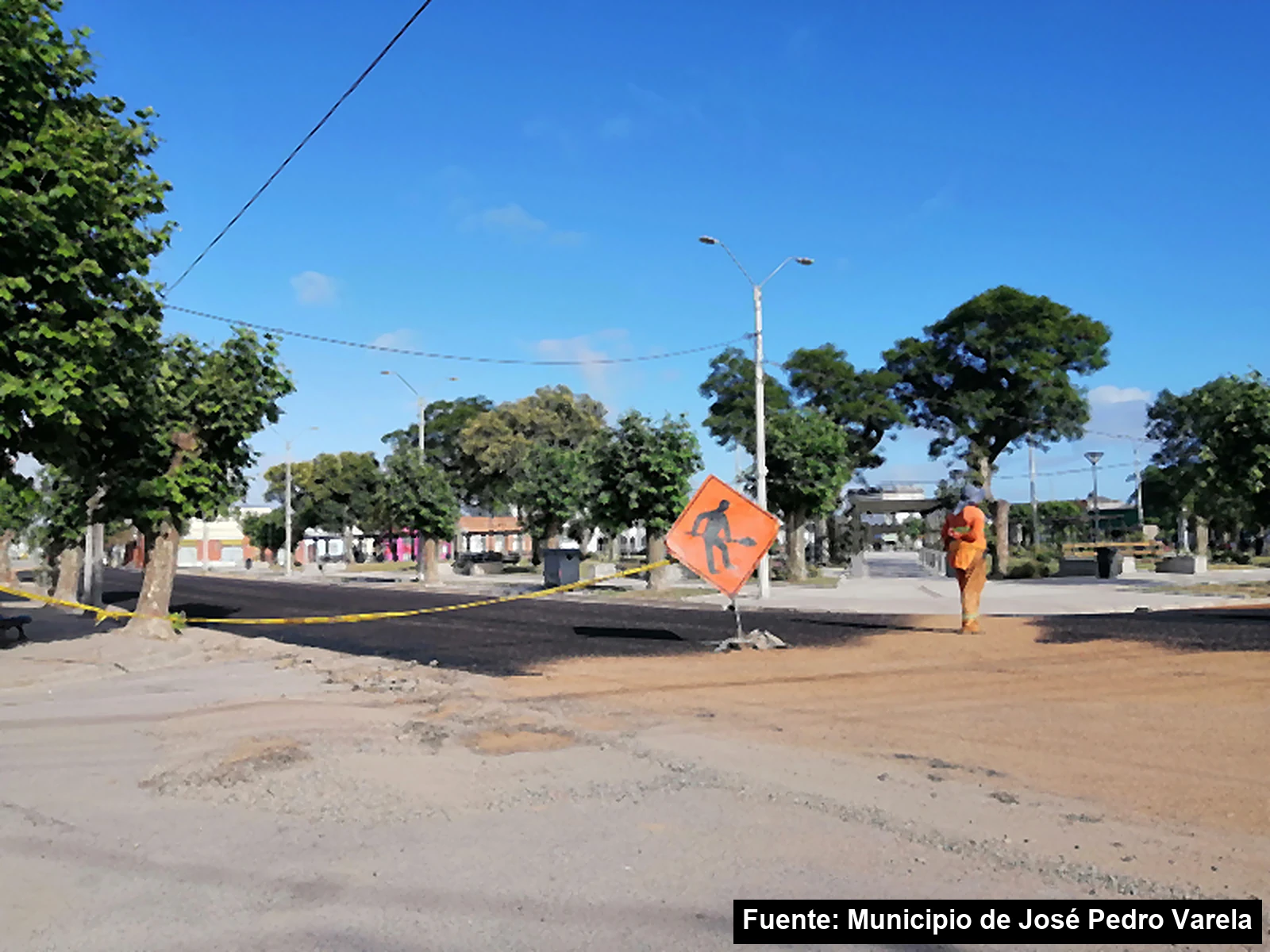 Mayo Amarillo en José Pedro Varela 4 Calle de ingreso a José Pedro Varela en obra de repavimentación, con cartel de hombres trabajando y cinta de obra