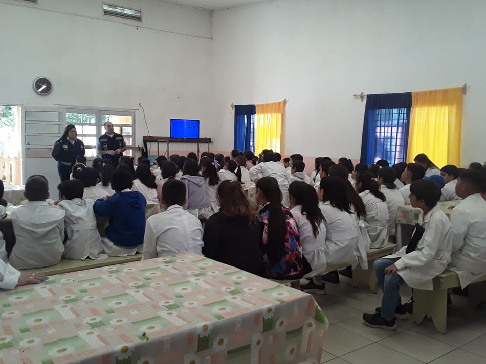 Mayo Amarillo en Tranqueras 9 Salón de una escuela de Tranqueras lleno de escolares que escuchan la charla de seguridad vial