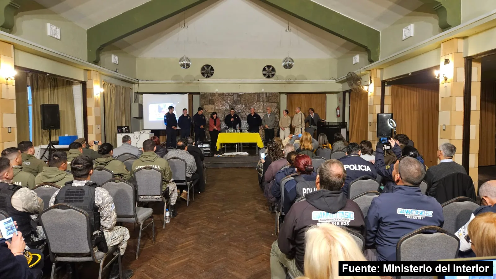 Público y policías en el salón de la Liga de Fomento de Atlántida durante el seminario de Mayo Amarillo sobre el siniestro de tránsito