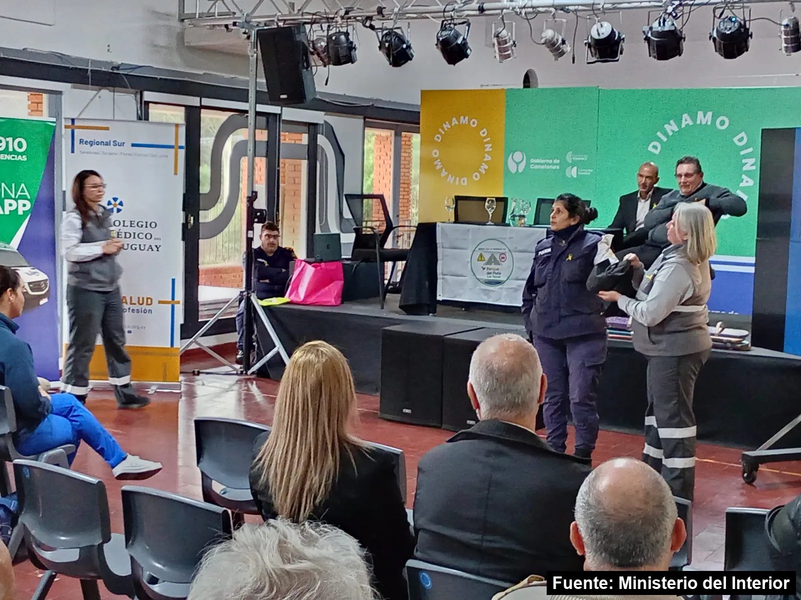 Exposición en el seminario de seguridad vial del Espacio Dínamo, con la bandera de la ULOSEV de Parque del Plata y Las Toscas sobre la mesa