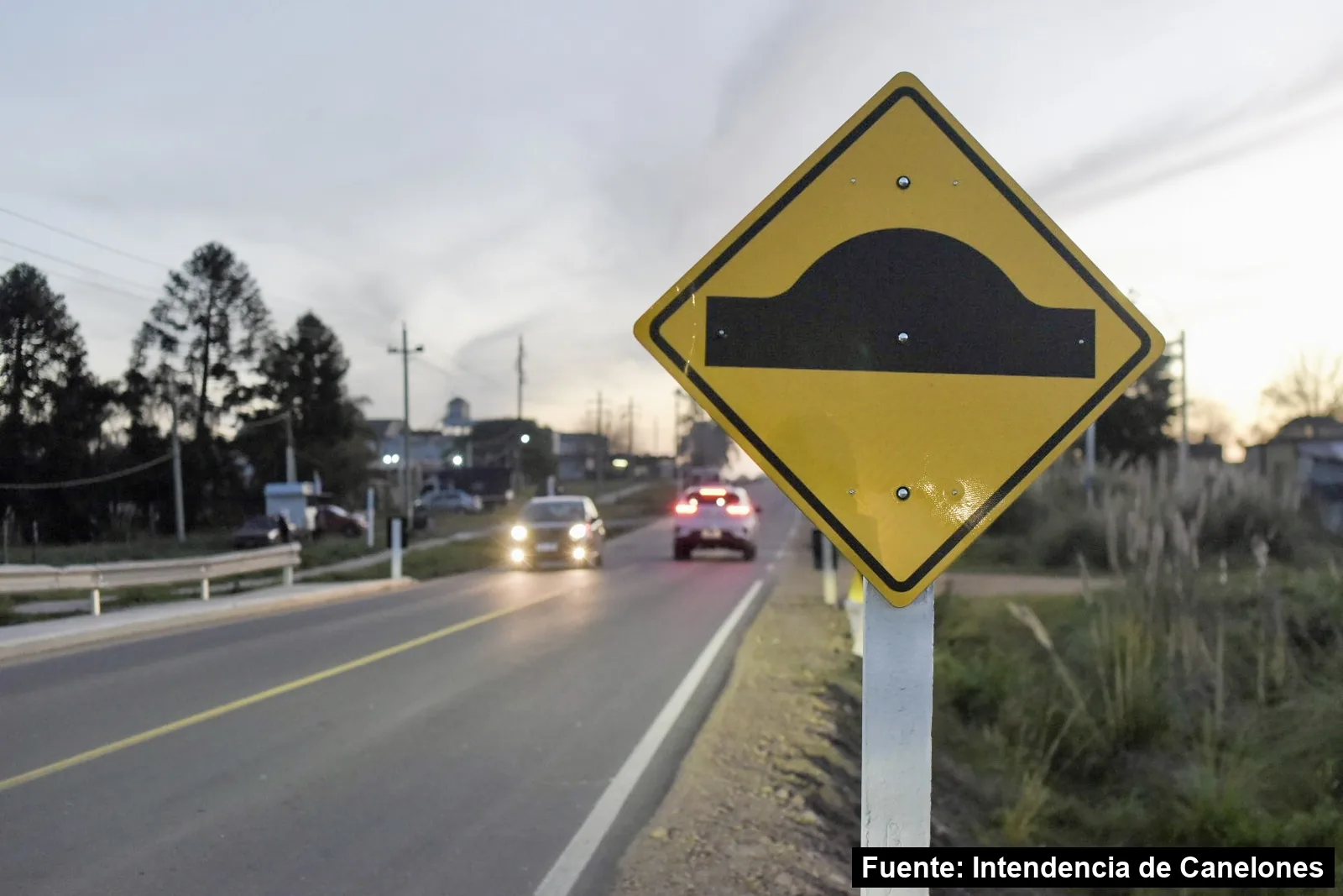 Señal de lomo de burro nueva junto al camino Las Piedritas rehabilitado, en Pando, Canelones