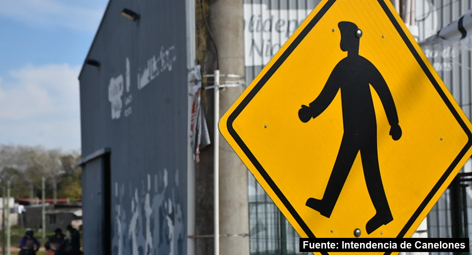Señal amarilla de prevención por cruce de peatones en Colonia Nicolich