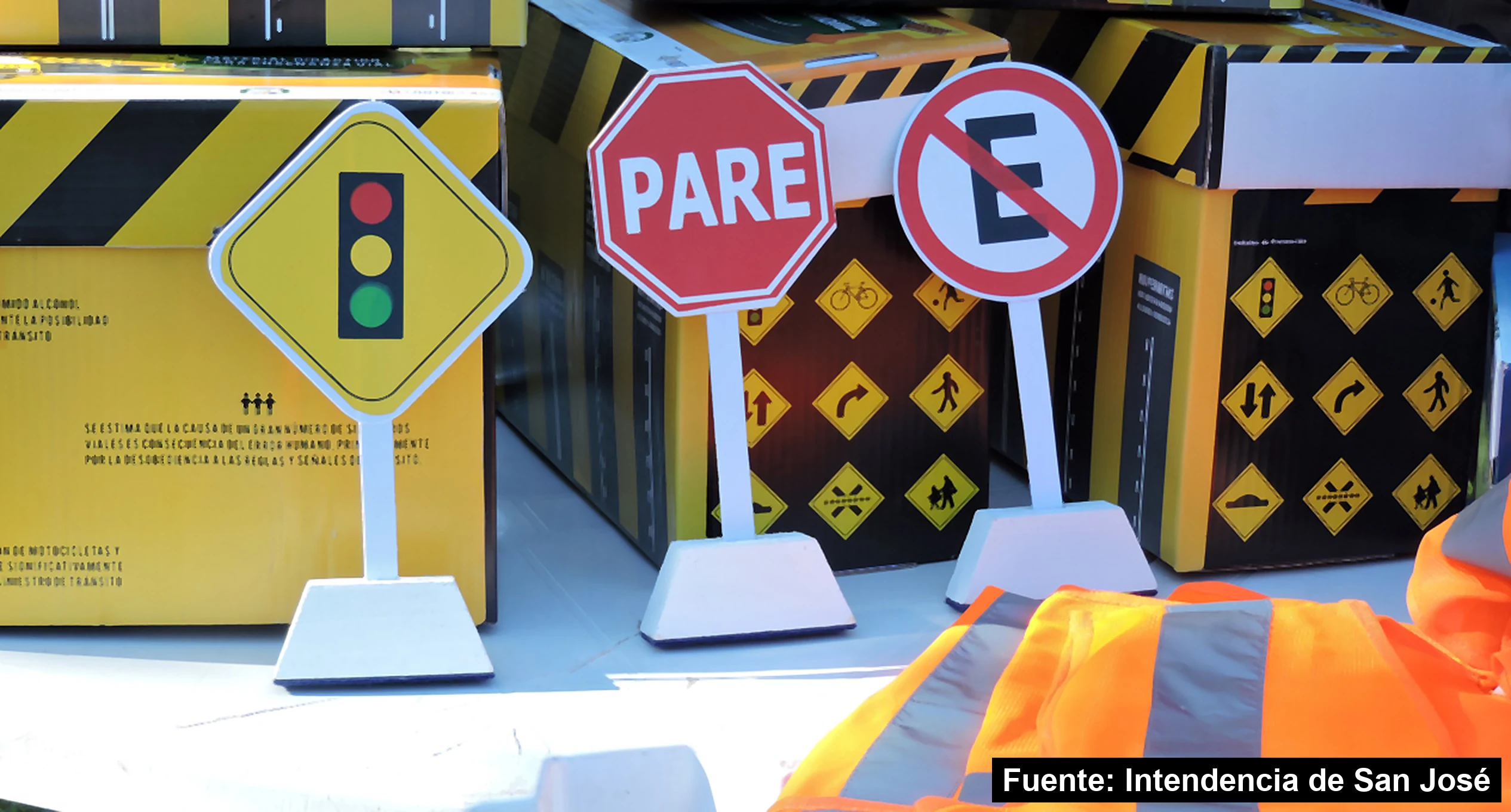 Mayo Amarillo en Ecilda Paullier 3 Señales de tránsito didácticas y chalecos reflectivos para la educación vial en Ecilda Paullier