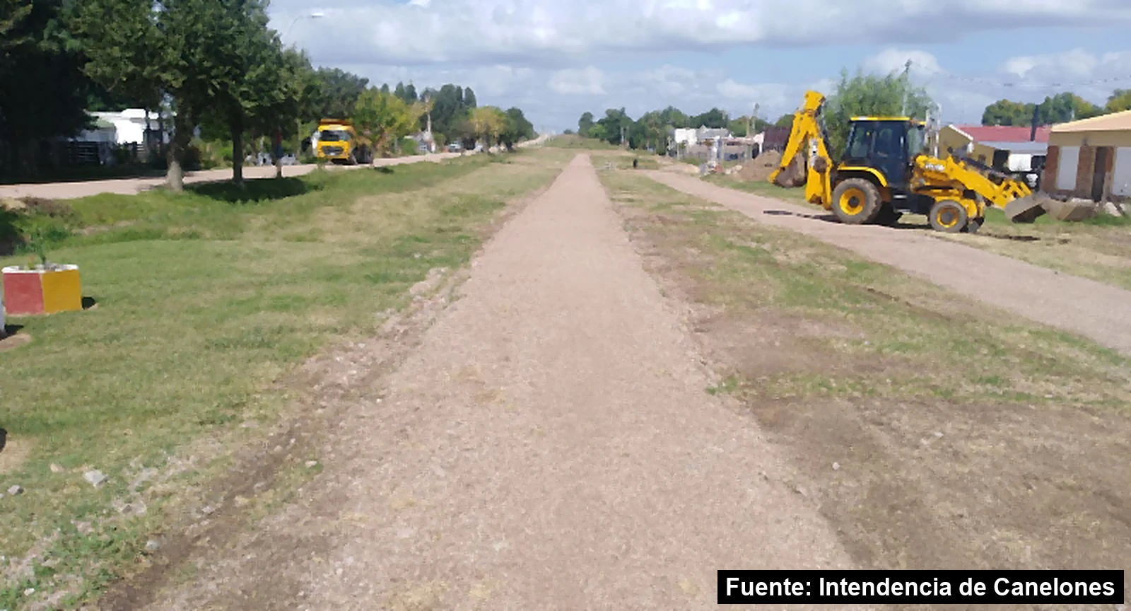 Mayo Amarillo en San Bautista 3 Senda peatonal de tosca recién hecha junto al Camino Nacional de San Bautista, entre el pasto y la calle
