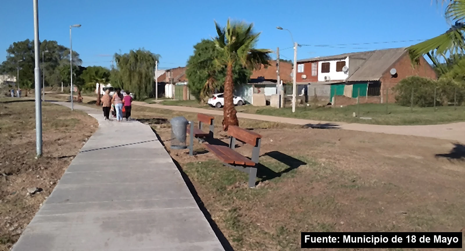 Senda peatonal pavimentada con bancos y luminarias en el Parque Lineal Arroyo El Colorado, en Vista Linda, 18 de Mayo