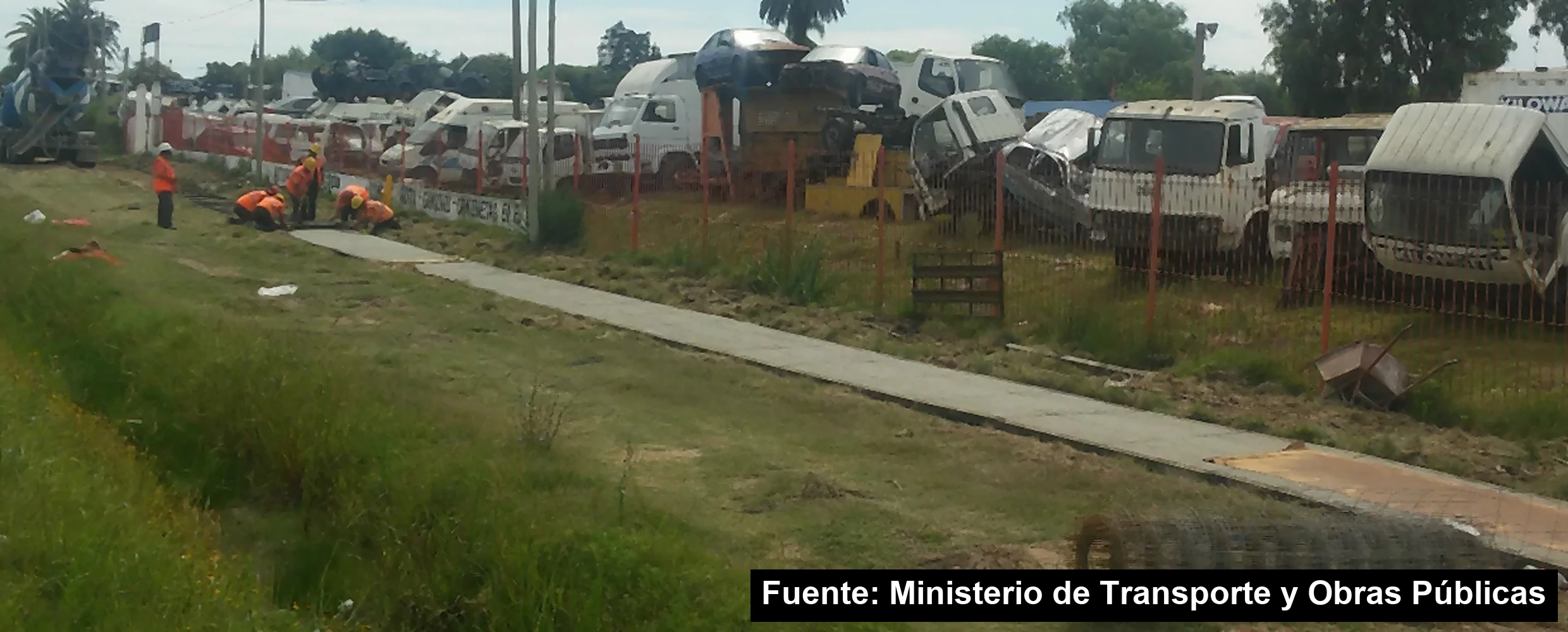 Mayo Amarillo en Barros Blancos 6 Obreros construyendo una senda peatonal de hormigón junto a la Ruta 8 en Barros Blancos