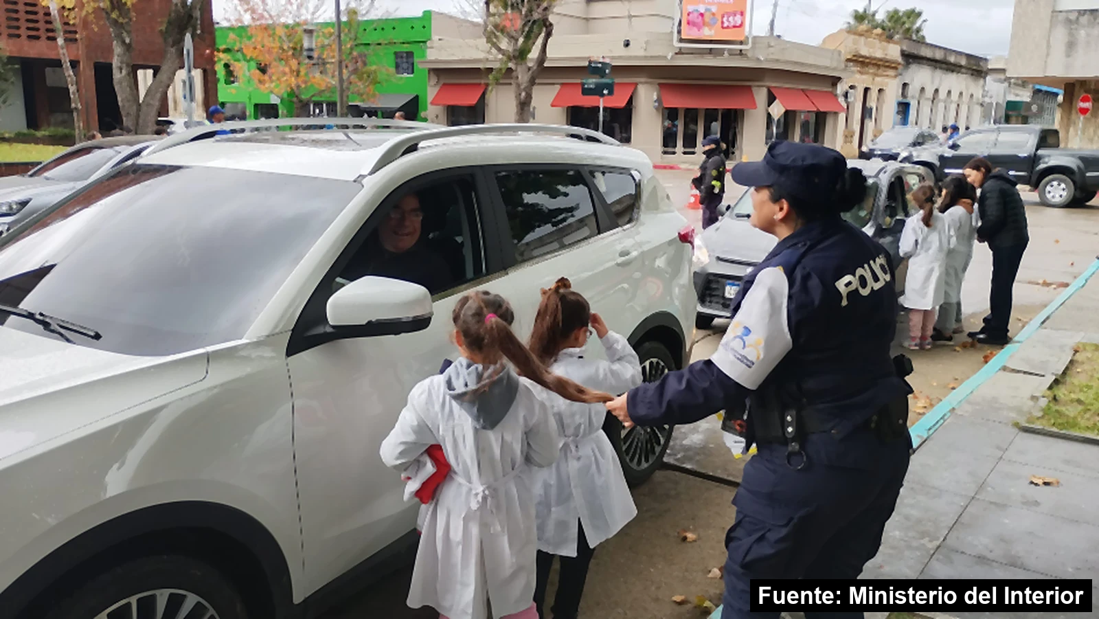 Mayo Amarillo en Rocha 5 Jornada de Mayo Amarillo en Rocha: escolares de espaldas y Policía Comunitaria conversan con una conductora, 2026.
