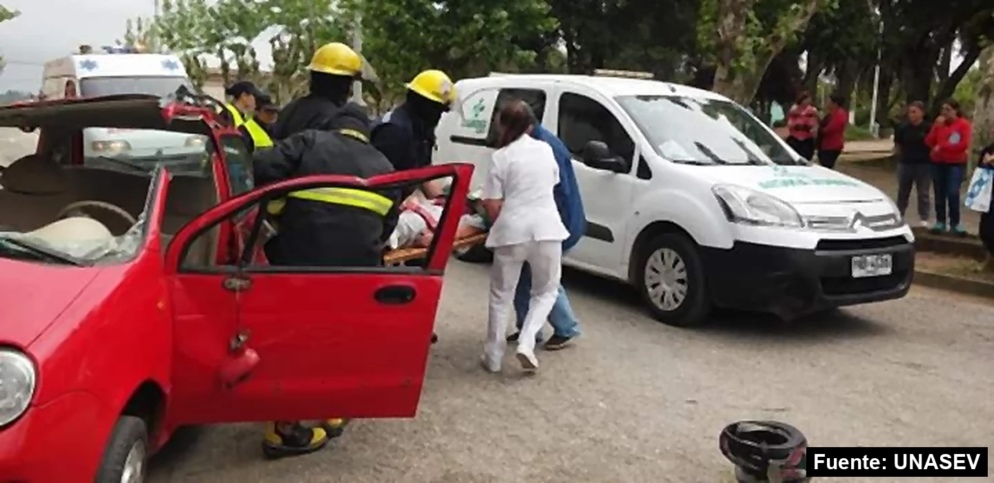 Bomberos y personal de salud rescatan a un herido de un auto en el simulacro de siniestro de tránsito en la plaza de Solís de Mataojo