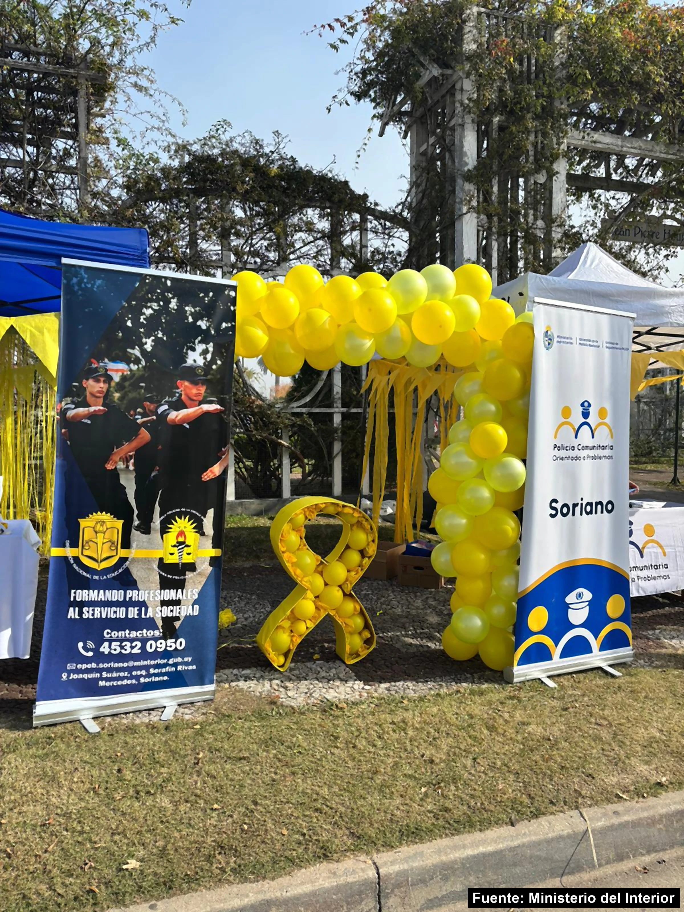 Stand de la Policía Comunitaria en la rambla de Mercedes, mayo de 2026