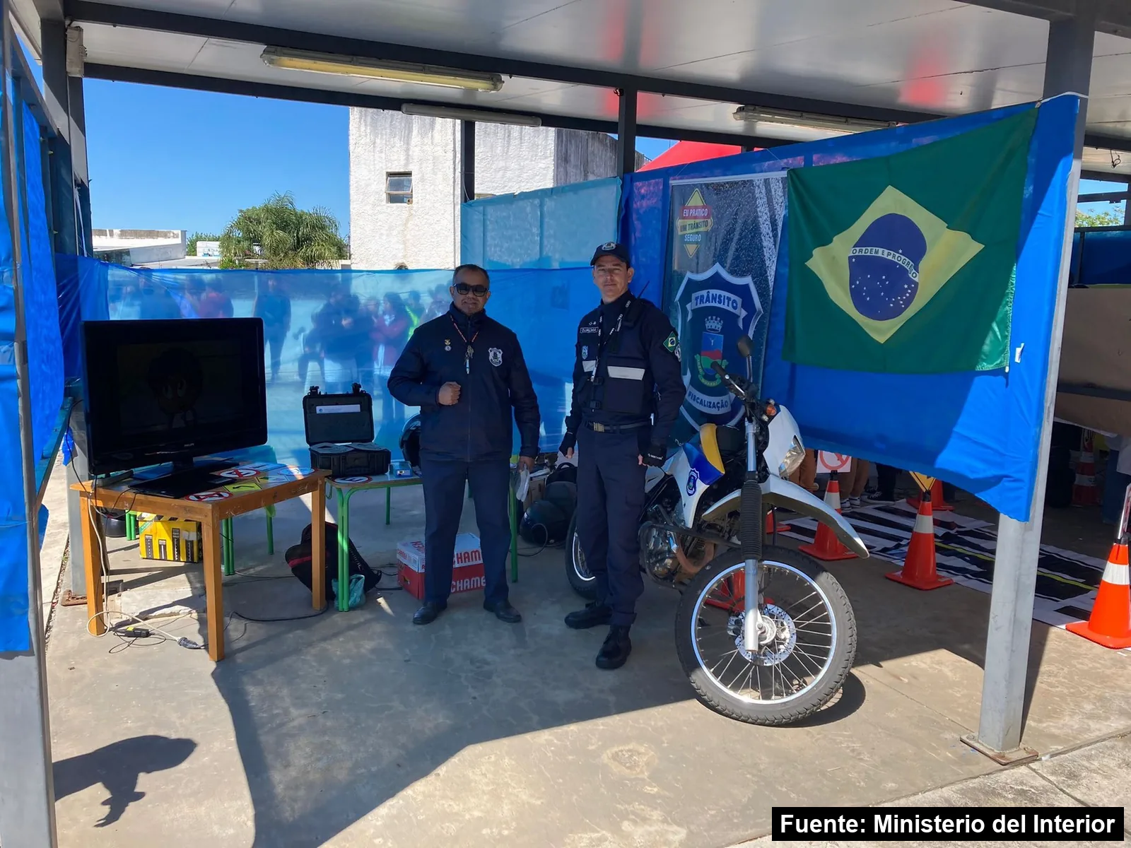 Agentes de tránsito de Quaraí en la feria de seguridad vial de Artigas de 2023