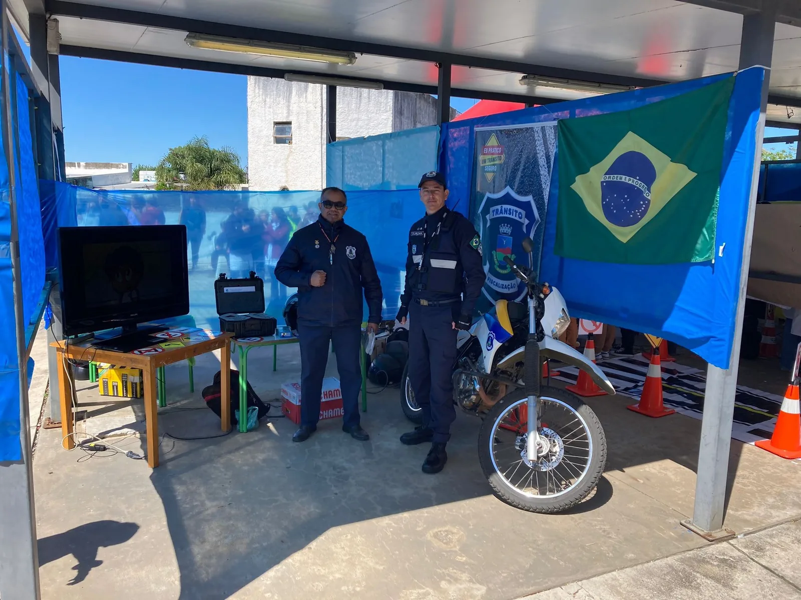 Mayo Amarillo en Artigas (ciudad) 1 Agentes de tránsito de Quaraí en la feria de seguridad vial de Artigas de 2023