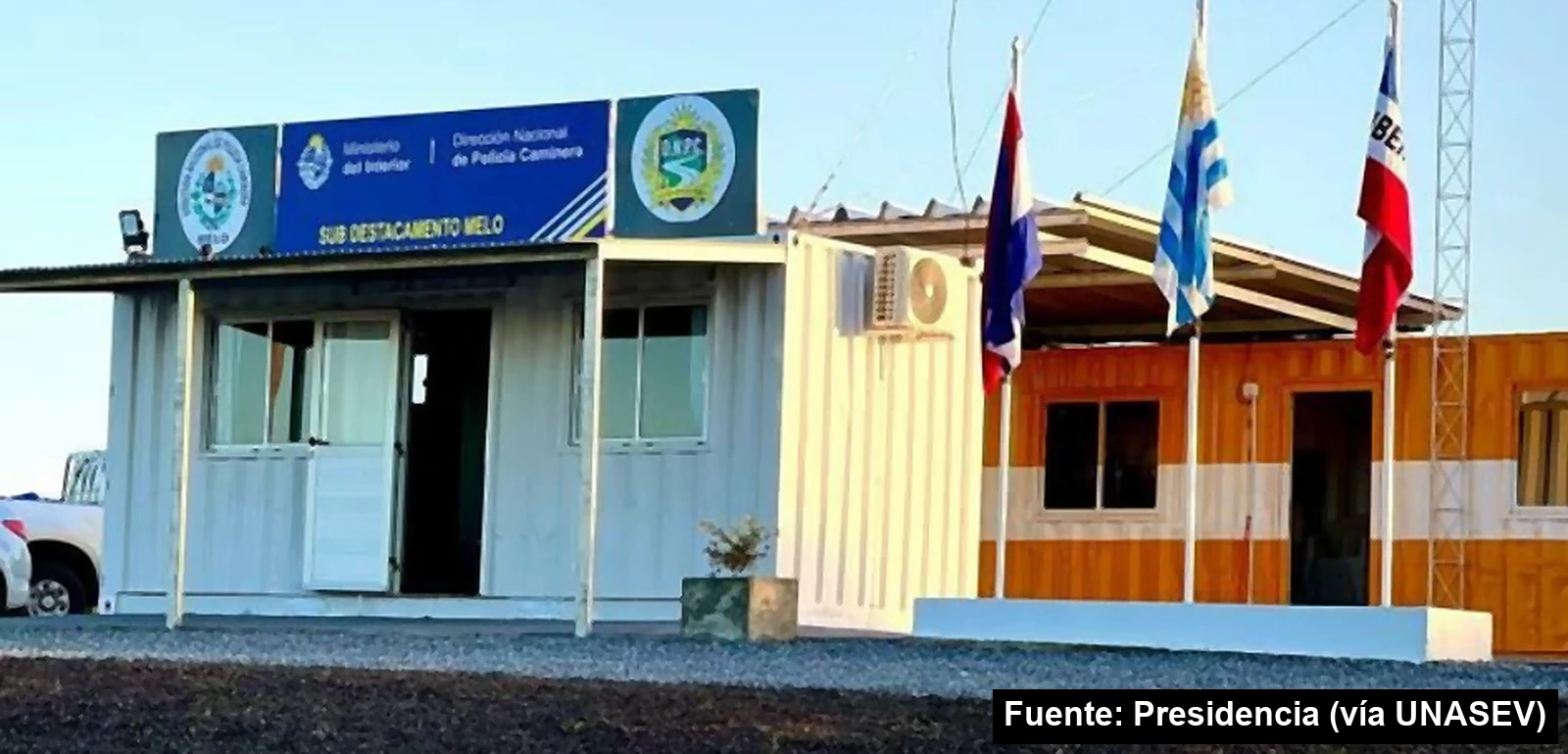 Mayo Amarillo en Cerro Largo 14 Edificio del subdestacamento de la Policía Caminera en la ruta 8, en Cerro Largo, con las banderas en el frente