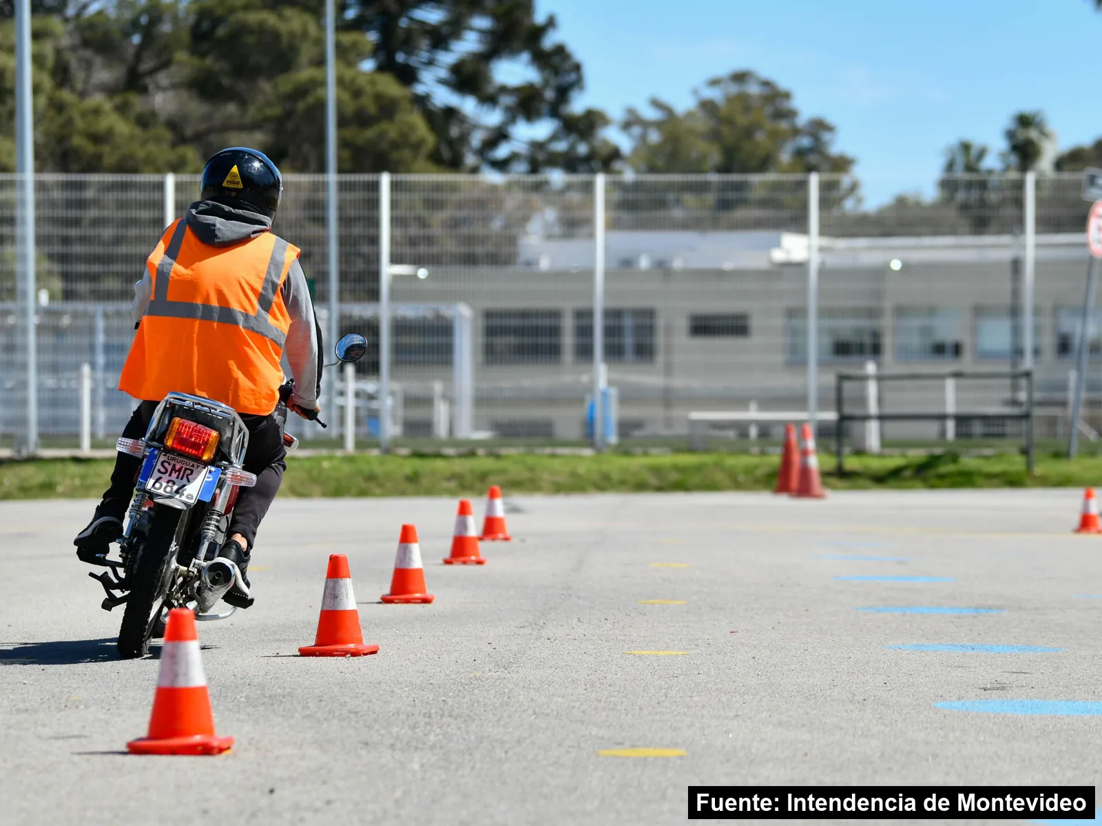 Mayo Amarillo en Montevideo 15 Un motociclista con chaleco naranja practica un recorrido entre conos en un taller del Centro de Educación Vial