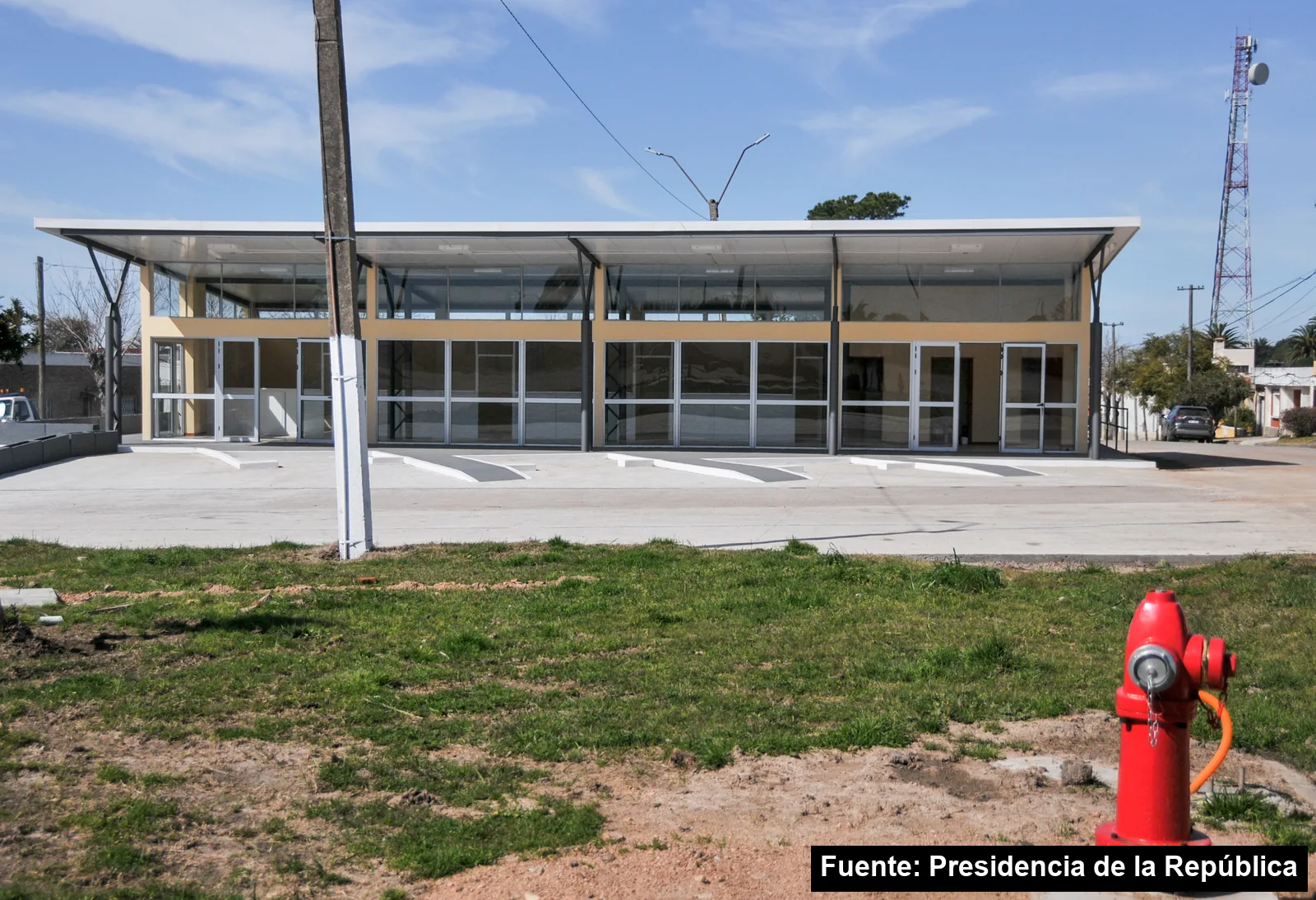 Terminal de ómnibus de José Batlle y Ordóñez recién terminada, con sus dársenas de hormigón y un hidrante rojo en primer plano