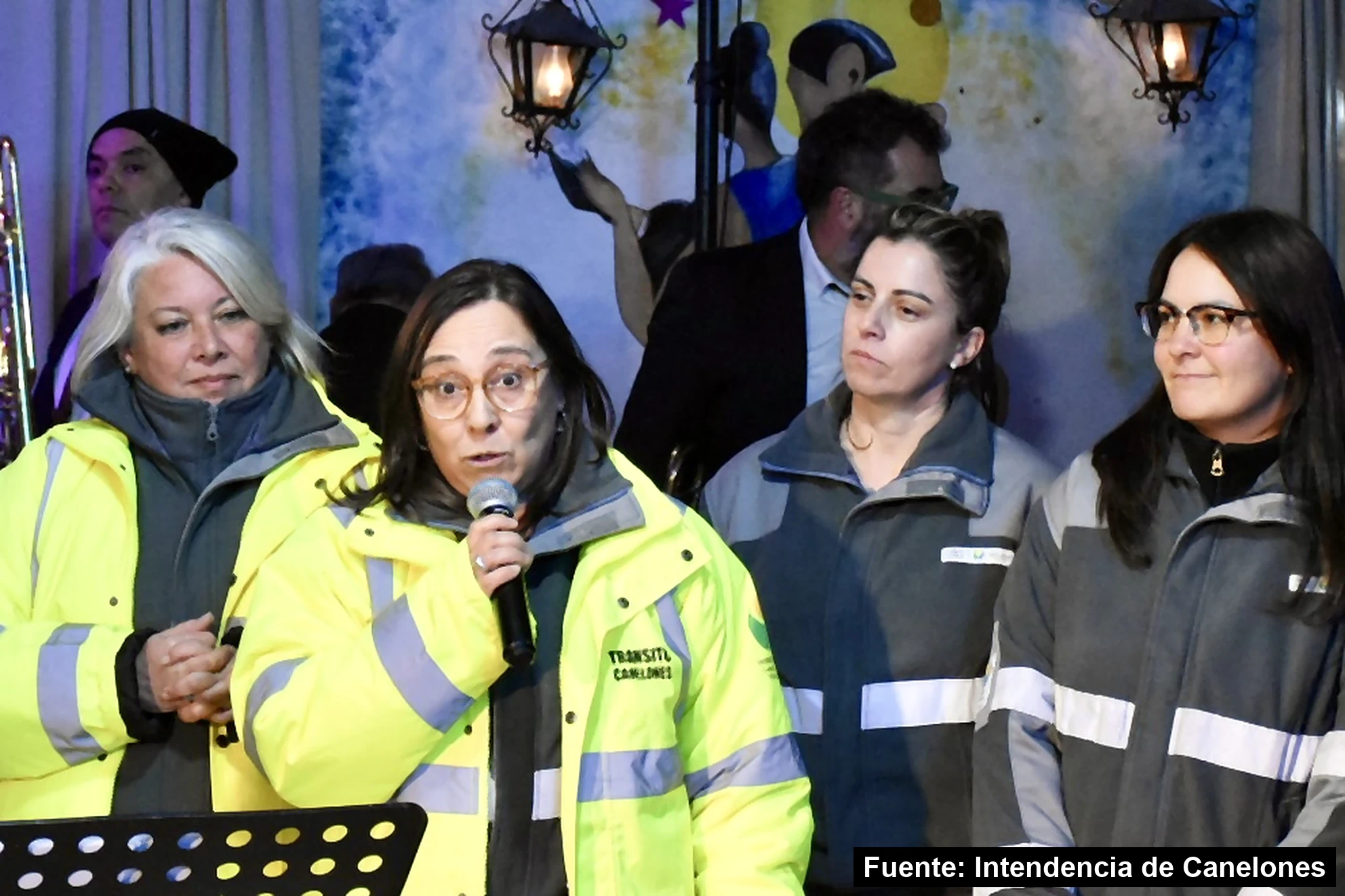 Inspectoras de Tránsito de la Intendencia de Canelones hablan al público en el escenario de Neonostalgia en Parque del Plata