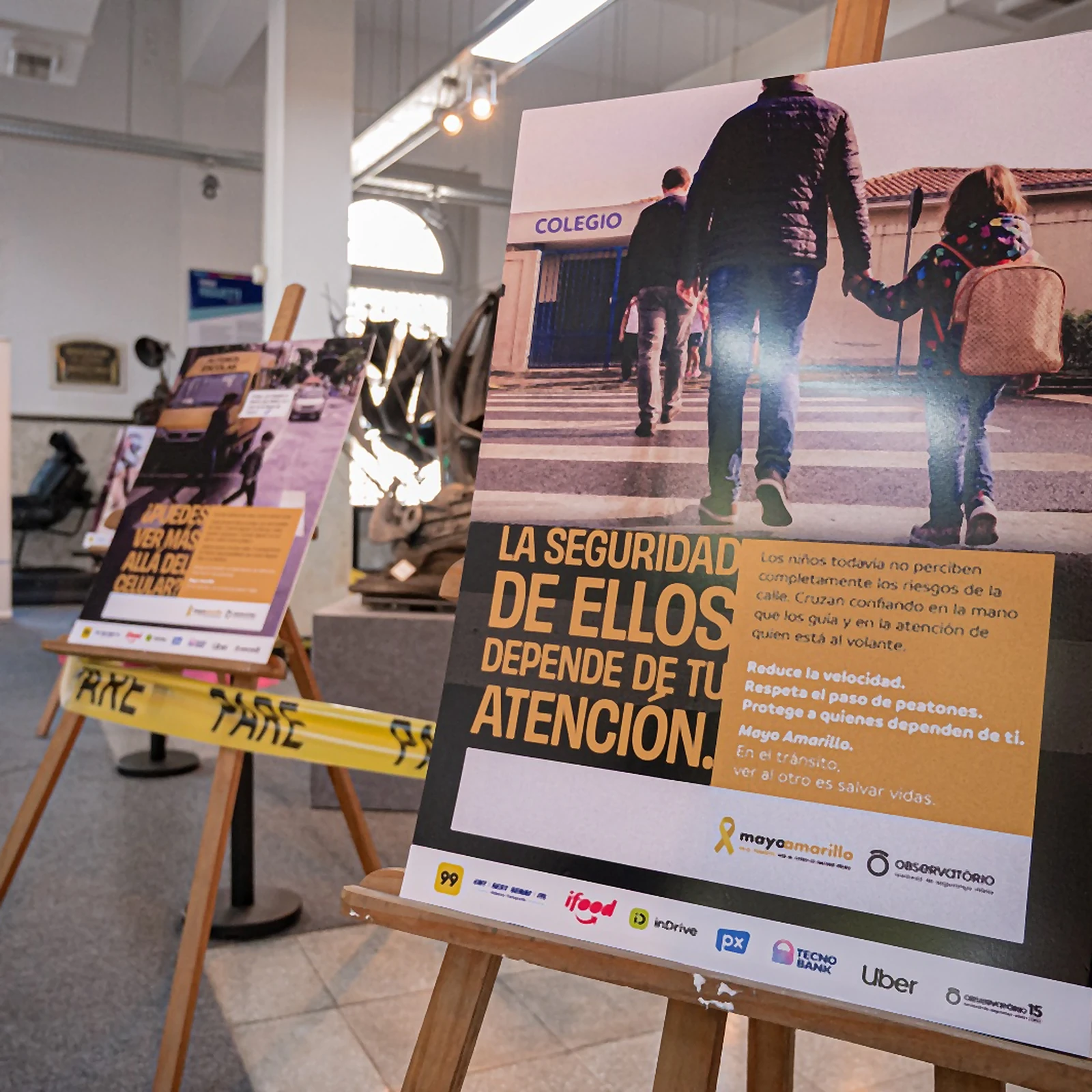 Mayo Amarillo en Uruguay 17 Afiches de Mayo Amarillo en la muestra Tránsito Visible, San José de Mayo, 2026.