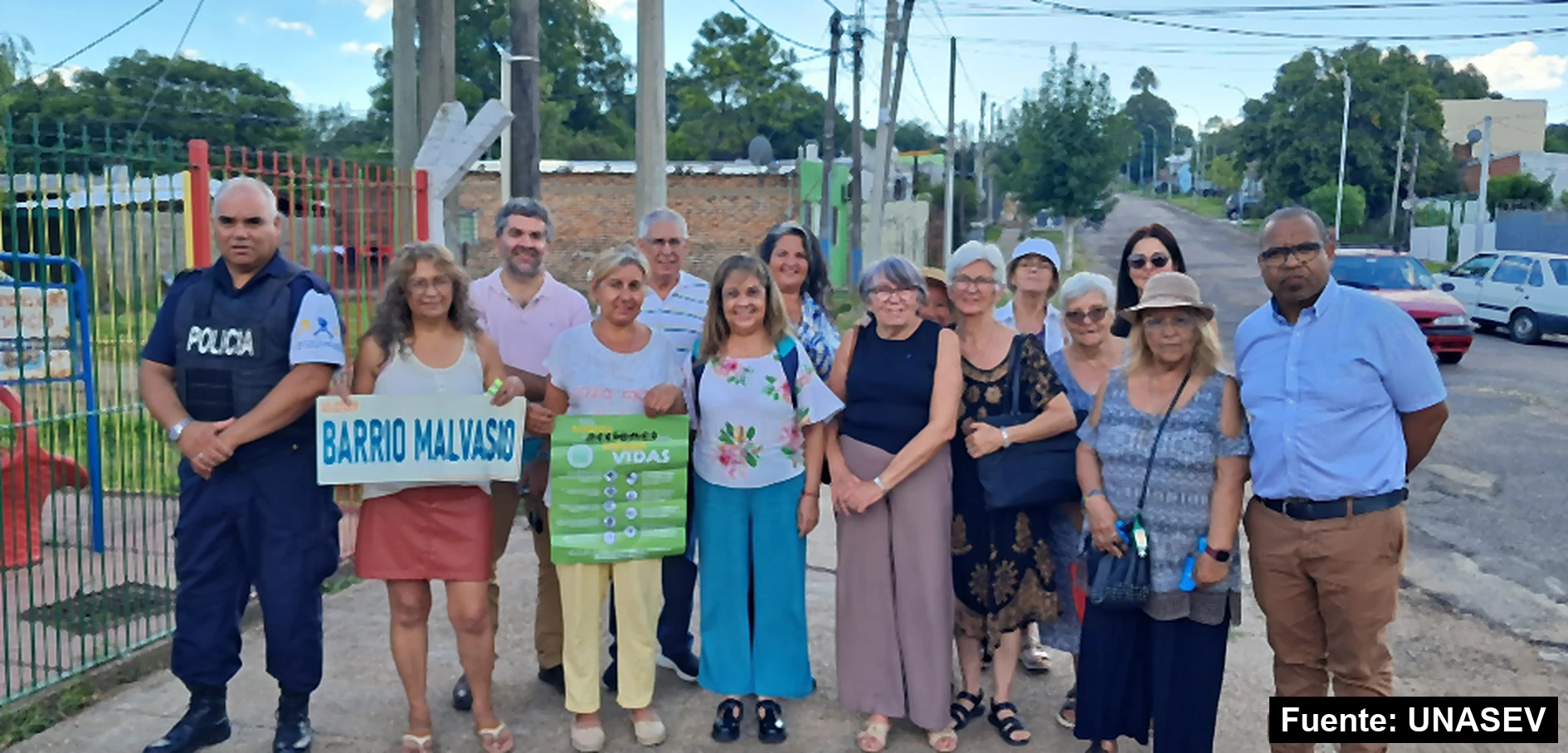 Integrantes de la unidad local del barrio Malvasio junto a un policía comunitario