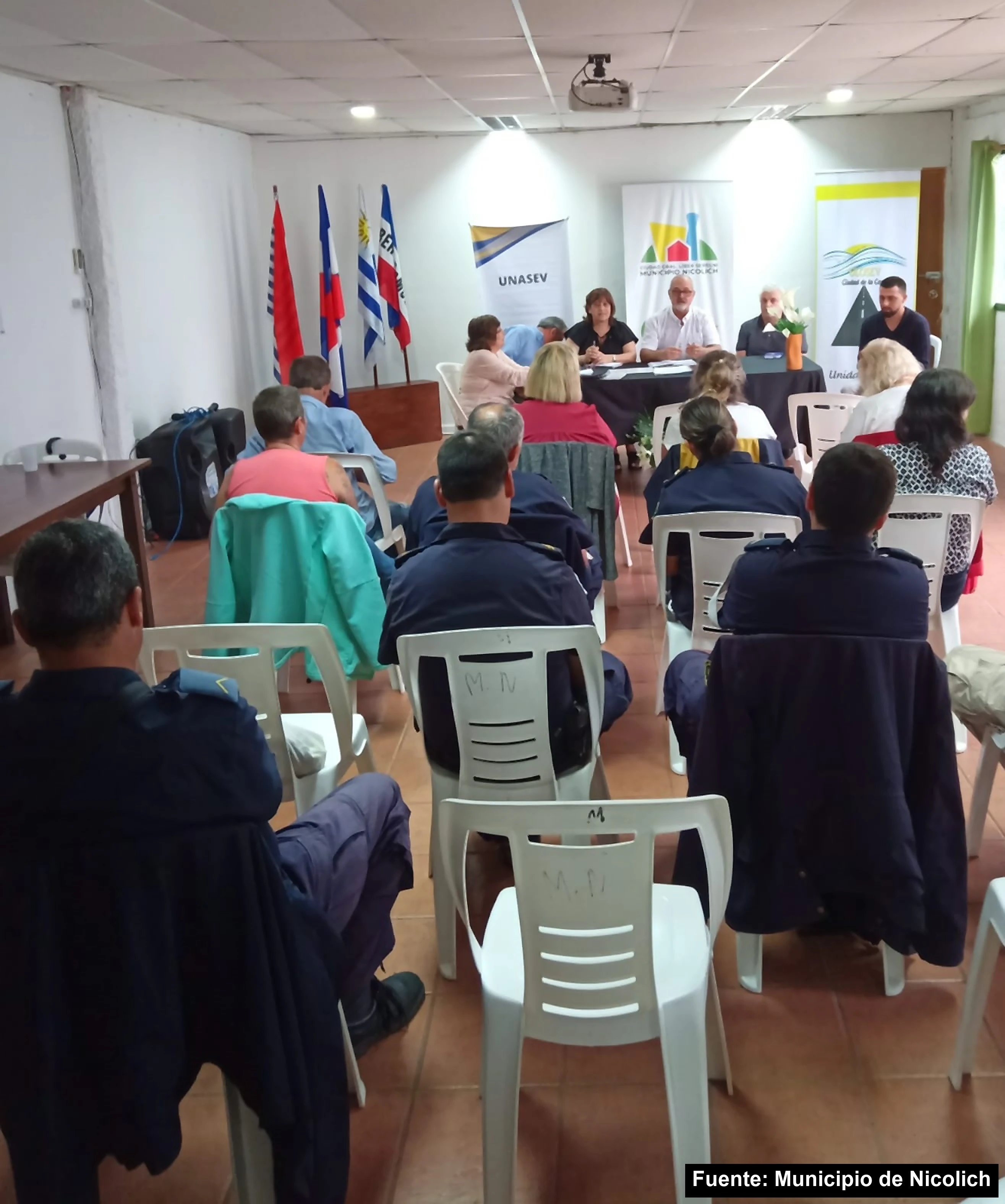 Mayo Amarillo en Colonia Nicolich 10 Reunión de la coordinadora canaria de unidades locales de seguridad vial en el Centro Cívico Nicolich, con carteles de UNASEV y del Municipio