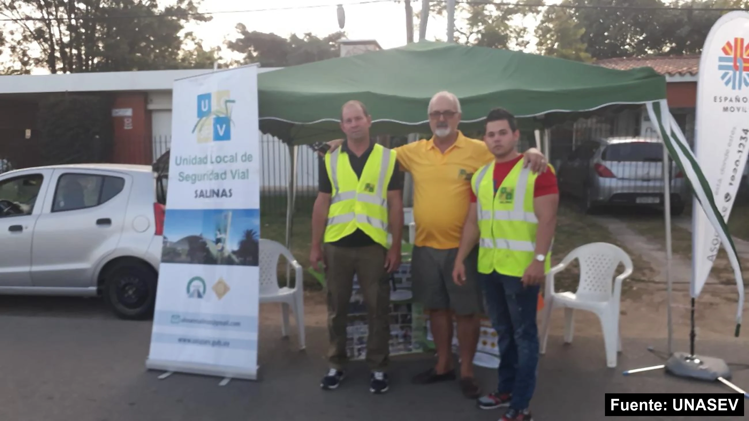 Integrantes de la ULOSEV Salinas con chalecos junto al cartel de la unidad en la feria de seguridad vial Luz Verde
