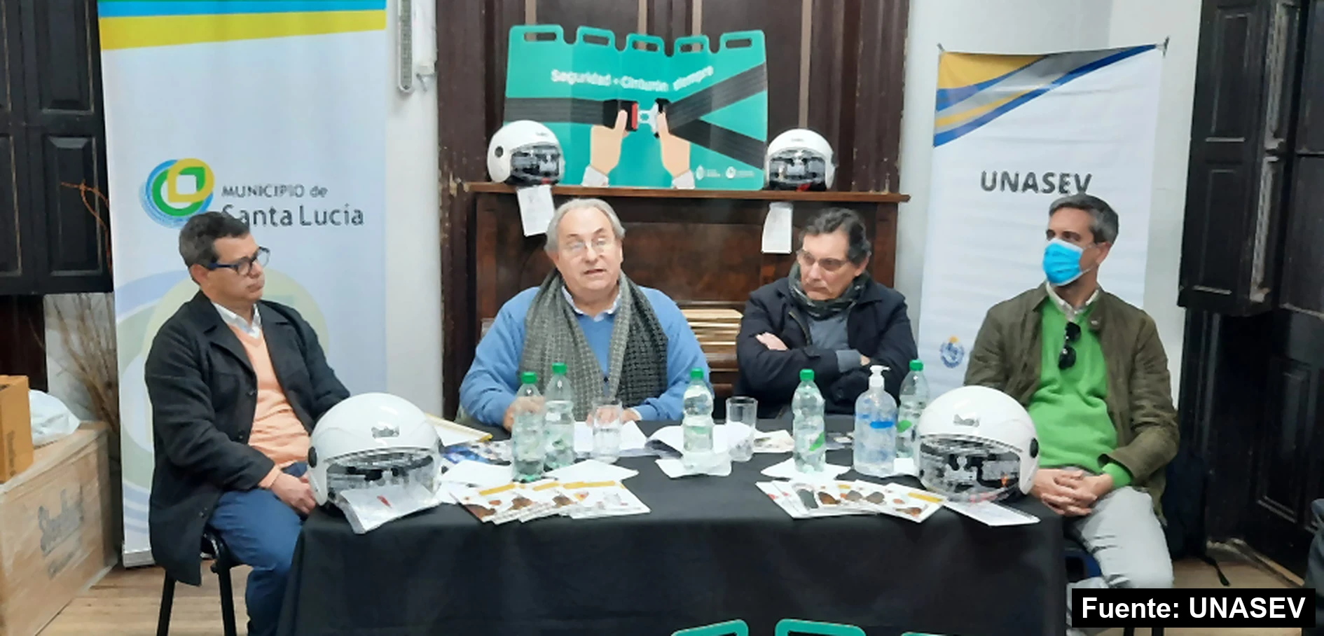 Mayo Amarillo en Santa Lucía 3 Mesa de la formalización de la Unidad Local de Seguridad Vial de Santa Lucía, con cascos y libros de educación vial