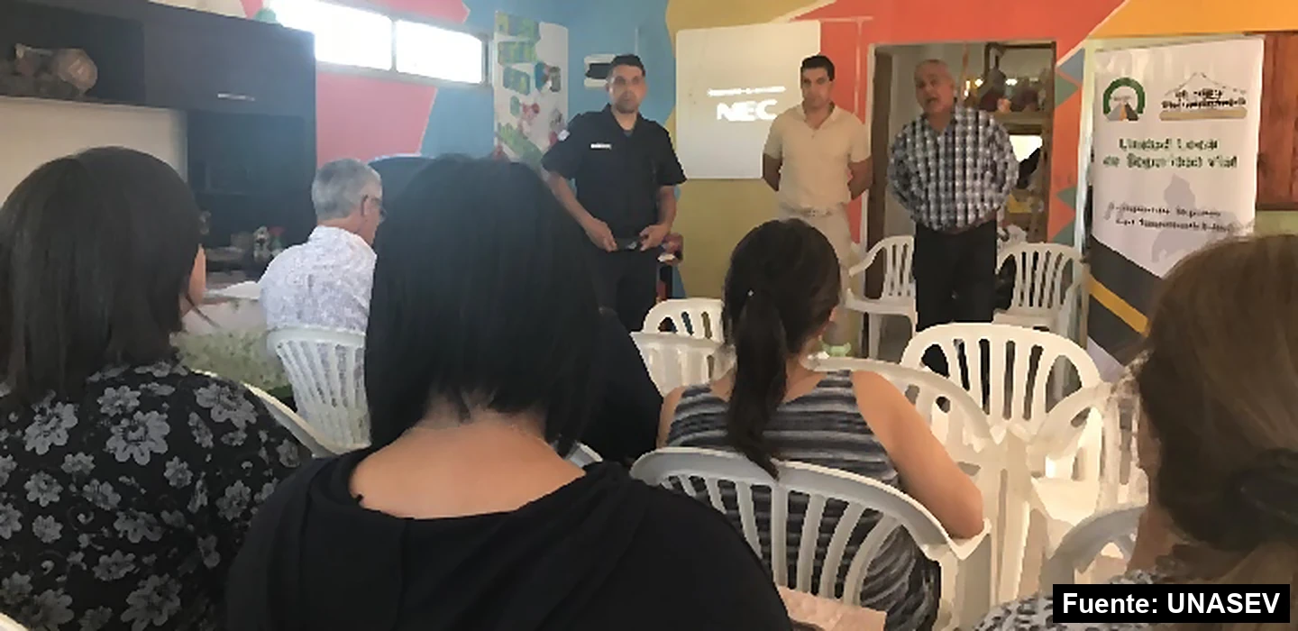Mayo Amarillo en Tacuarembó 11 Reunión de la Escuela de Seguridad Ciudadana de Curtina con el cartel de la Unidad Local de Seguridad Vial de Tacuarembó