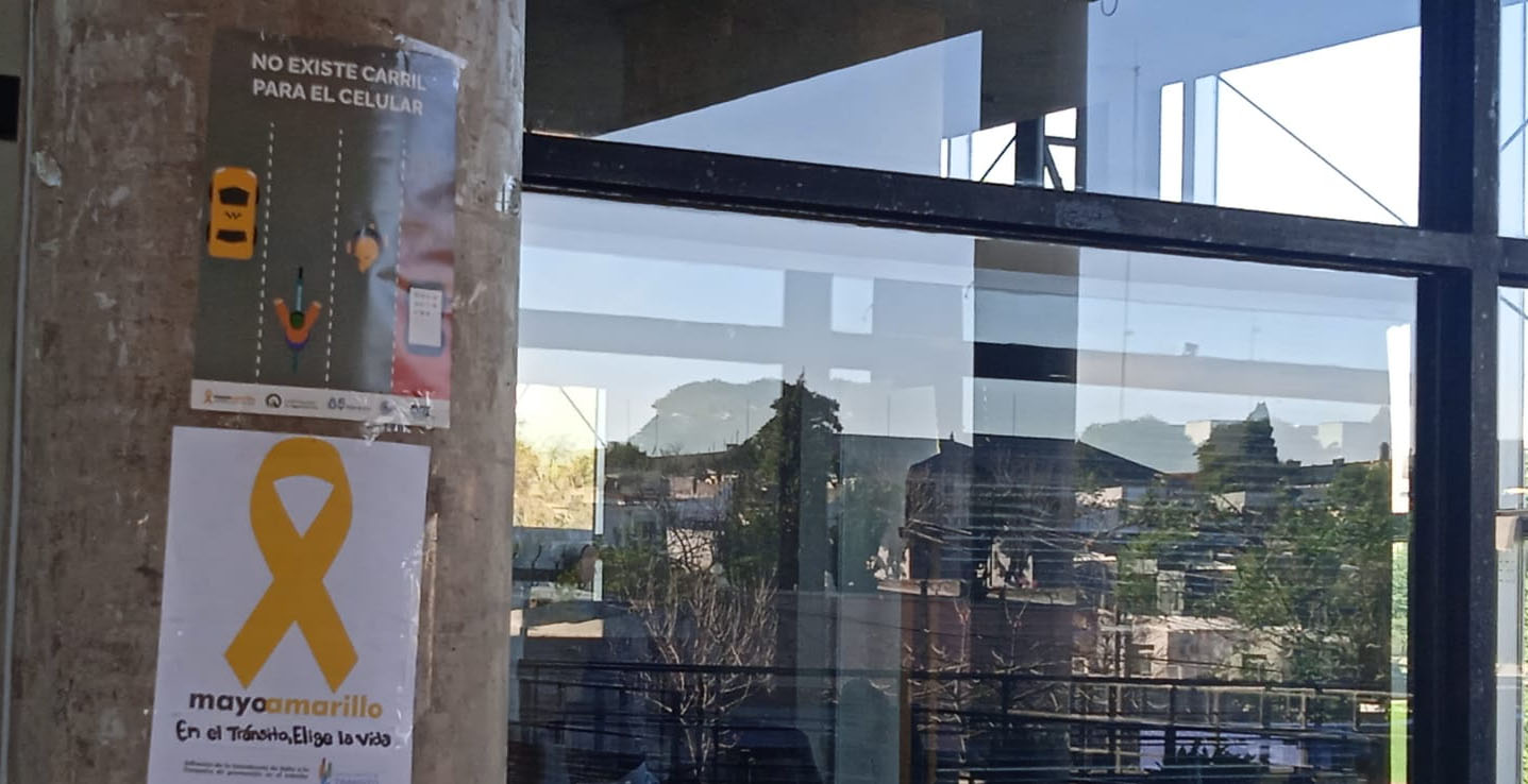 Cartelería de Mayo Amarillo en la entrada de la Regional Norte, Salto, 2023