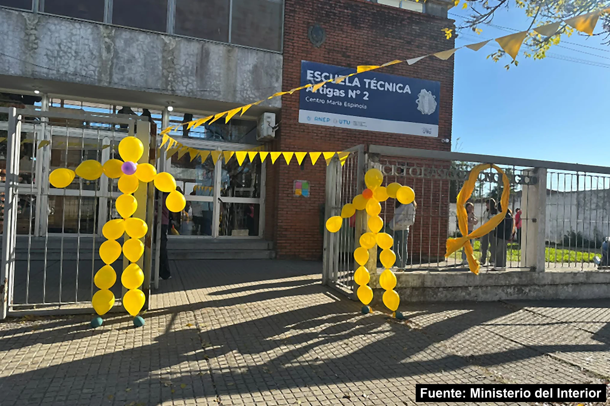Entrada de la UTU María Espínola decorada para Mayo Amarillo de 2026