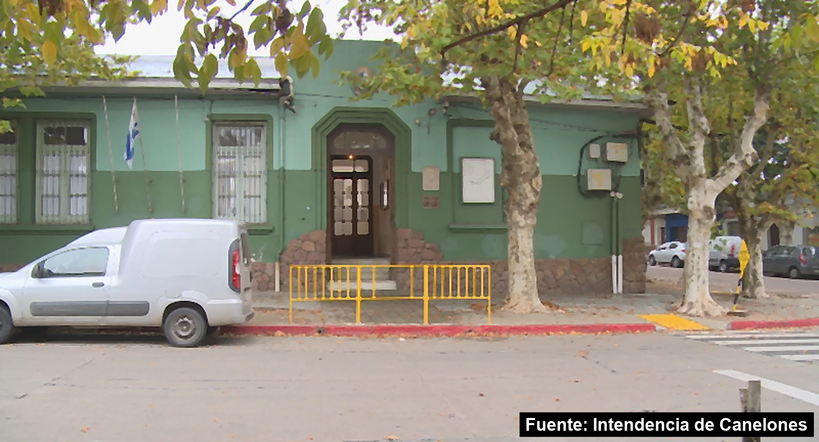 Mayo Amarillo en La Paz 5 Vallas peatonales amarillas frente a la puerta de la Escuela 107 de La Paz