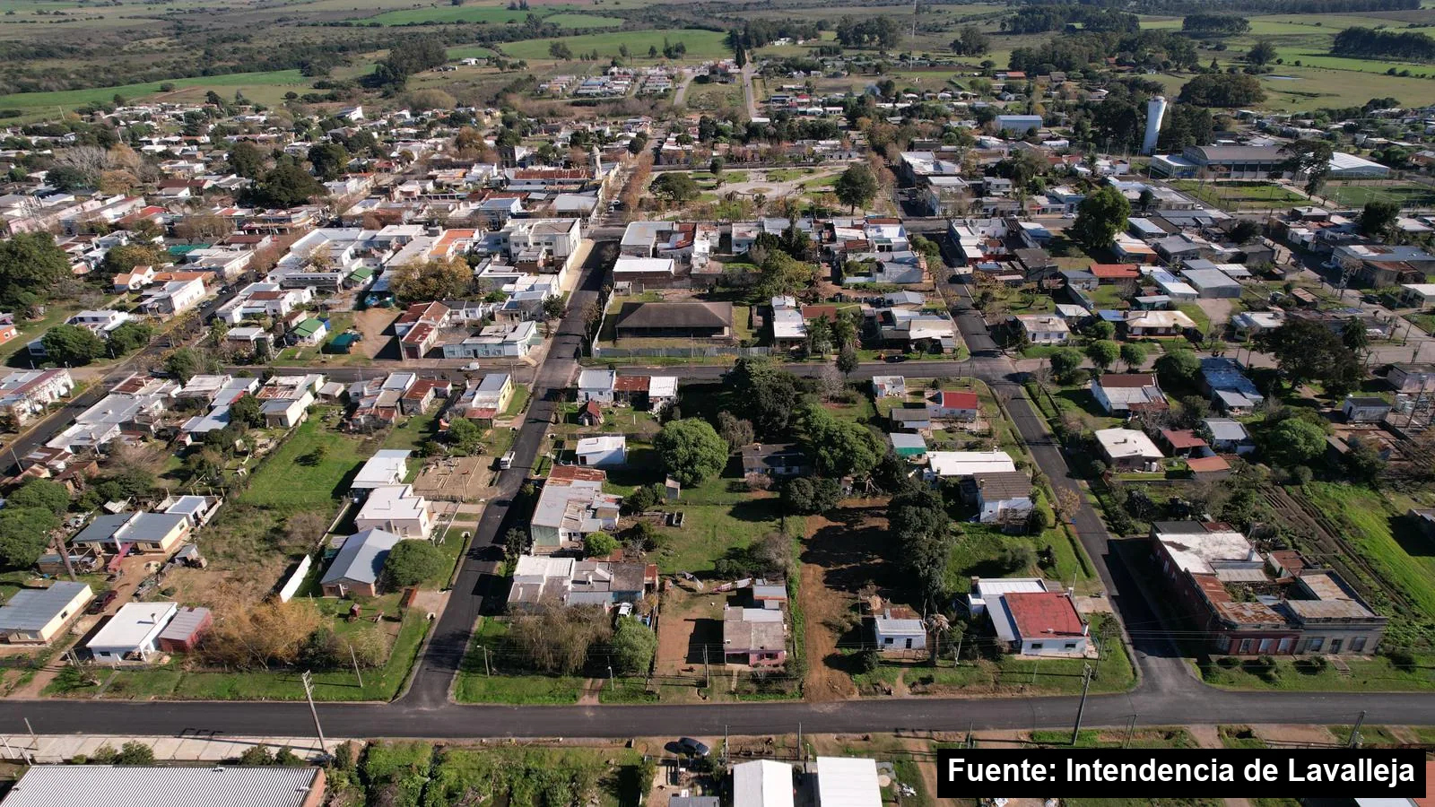 Vista aérea de Solís de Mataojo, con sus calles y casas rodeadas de campo, en Lavalleja